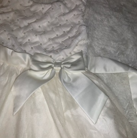 Girls sz 12 off-white dress w/ pearl accent - Picture 3 of 8